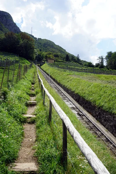 Ferrovia funicular para o topo do monte San Salvatore — Fotografia de Stock