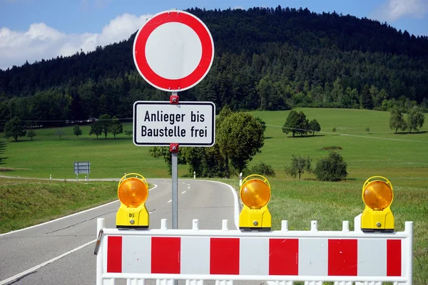 Straßensperrung und Wald — Stockfoto