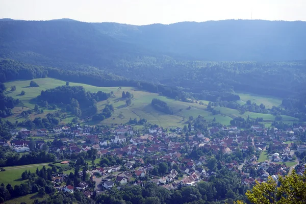 Pohled z kopce nad městem Jungingen — Stock fotografie