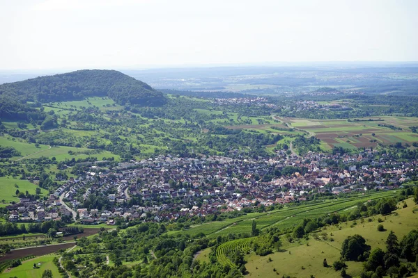 Neuffen città nella verde valle — Foto Stock