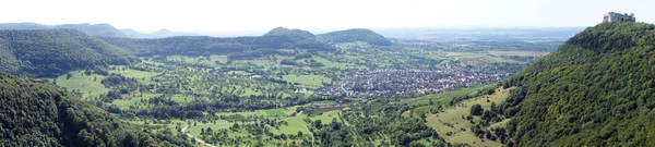 Hohenneuffen castelo no topo da colina — Fotografia de Stock