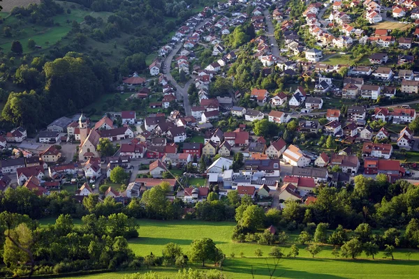 Donzdorf tawn nella verde valle — Foto Stock