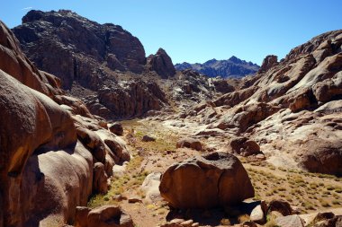 Mısır'daki Sina Dağı üzerinde küçük vadi