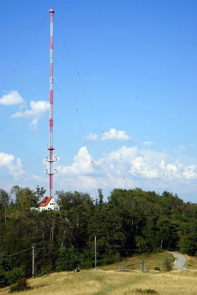 Висока металеві антени на пагорбі поблизу медицині — стокове фото