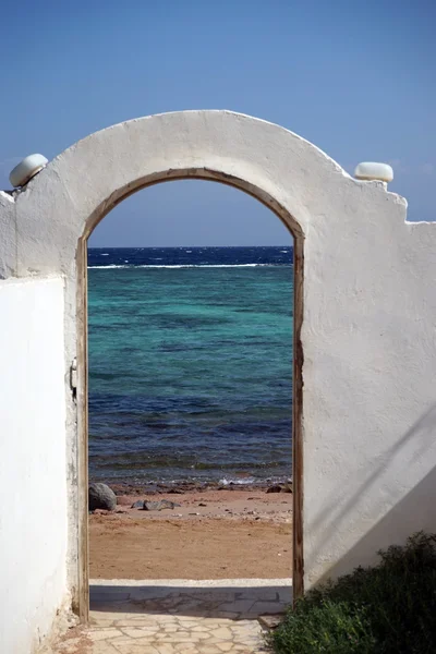 Offene Tür am Sandstrand — Stockfoto