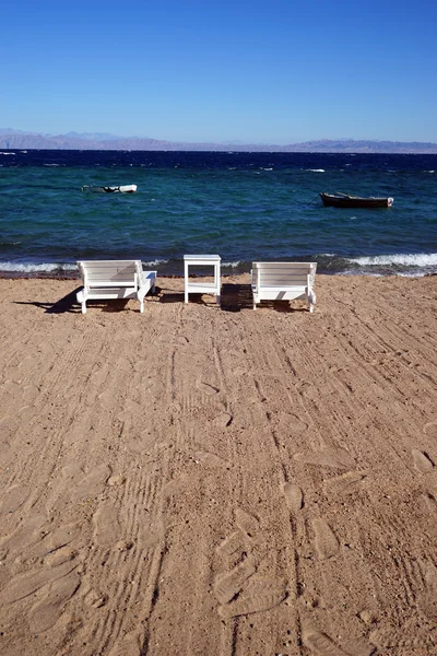 Beyaz ahşap yataklar — Stok fotoğraf