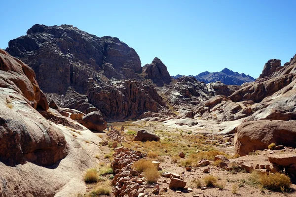 Sentier pédestre et rochers sur le mont — Photo