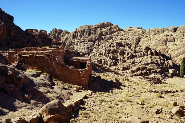 Pequeño oasis con edificio en ruinas en el monte — Foto de Stock