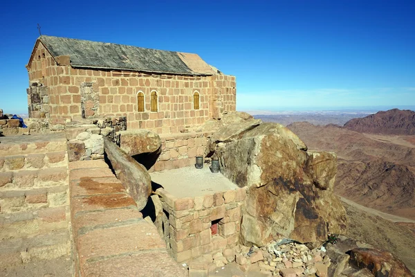 Small church on the top of mount — Stock Photo, Image