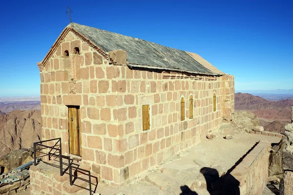 Piccola chiesa in cima — Foto Stock