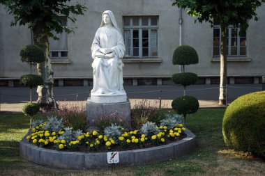 Beyaz Madonna ve çiçekler