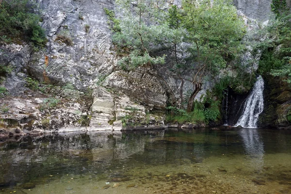 Roccia e cascata — Foto Stock