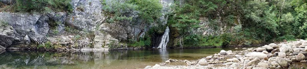 Pamorama av rock och vattenfall — Stockfoto