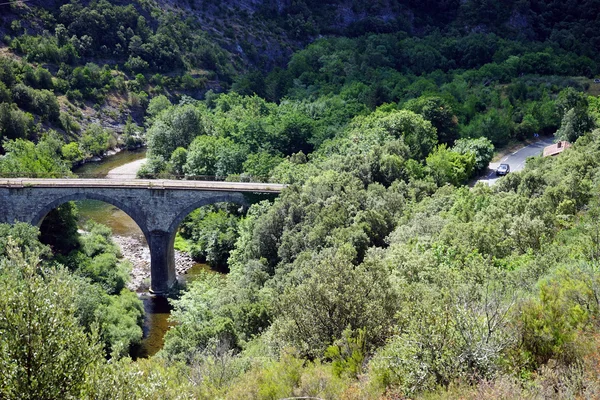 Vieux pont en arc de pierre — Photo