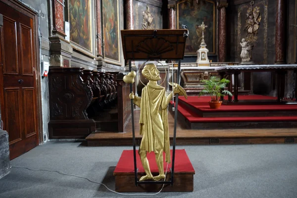 Статуя в церкви Святого Жака — стоковое фото
