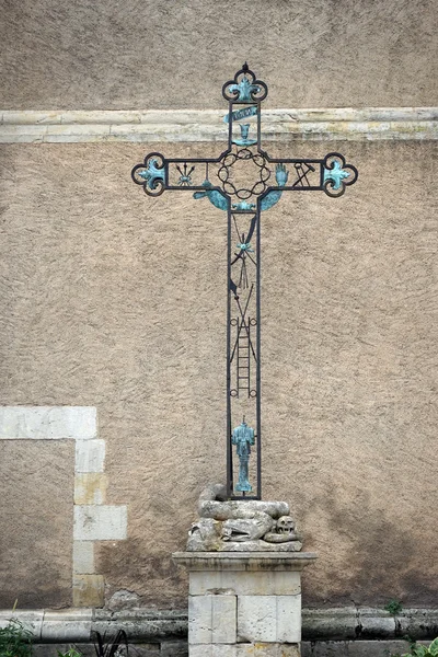 Nowoczesne cross blisko ściany katedry — Zdjęcie stockowe