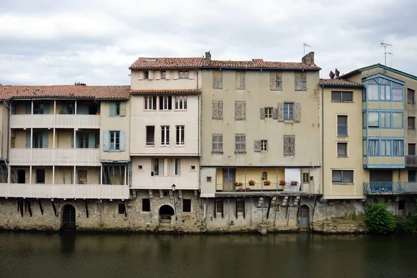 Casas junto ao rio Agout — Fotografia de Stock