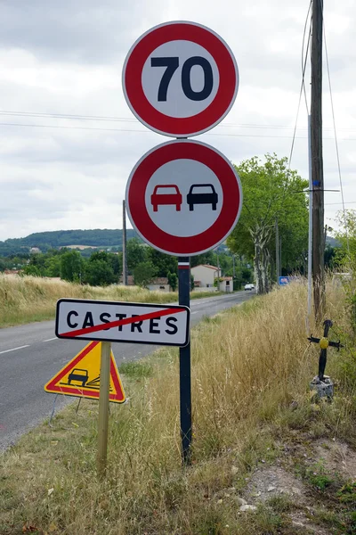 Yol işaretleri ve çapraz — Stok fotoğraf