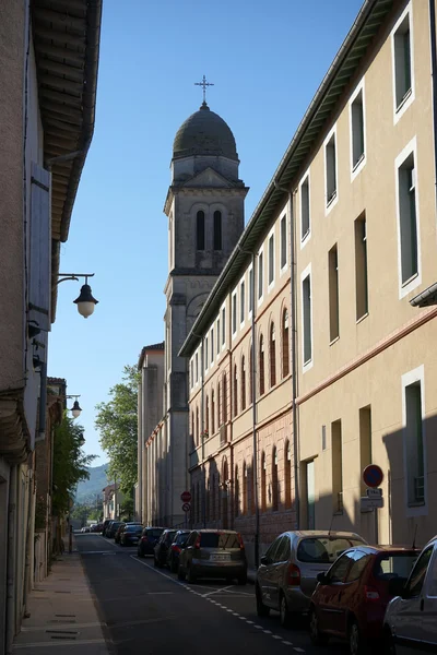 Strada e chiesa — Foto Stock