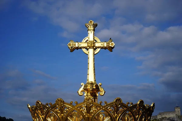 Золотий хрест і корона — стокове фото