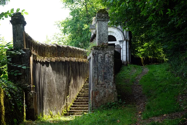 Sendero en el bosque cerca de la antigua capilla de Lestelle-Betharram — Foto de Stock