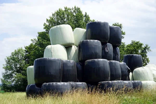 Haystacks com tampa de plástico — Fotografia de Stock