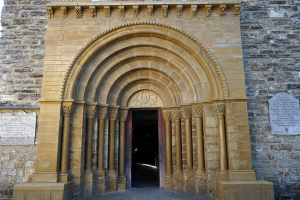 Porta della vecchia chiesa in pietra — Foto Stock