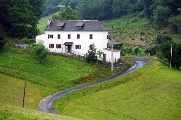 Farmhouse and road in Pyrenee — Stock Photo, Image