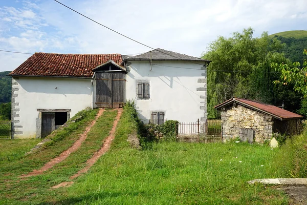 古い農家の家および納屋 — ストック写真
