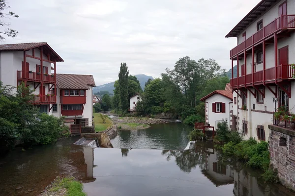 Nehirdeki evler — Stok fotoğraf