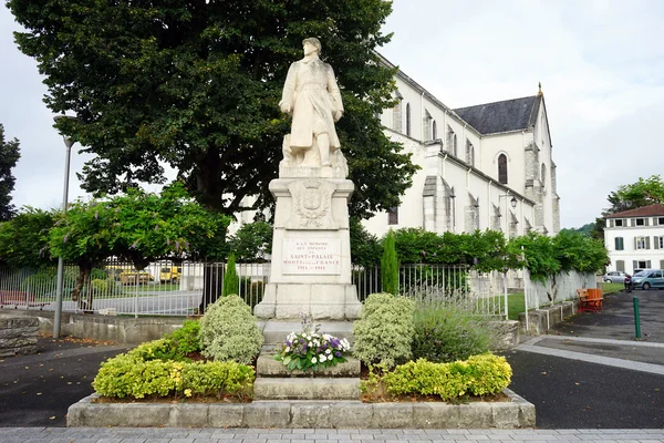 Pomnik w pobliżu kościoła Sainte Marie Madeleine — Zdjęcie stockowe