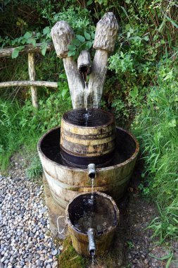 Ahşap varil ve çim