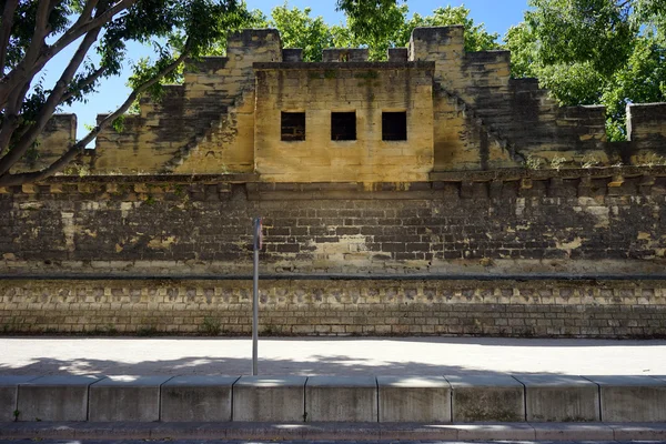 Trottoaren och sten wall — Stockfoto