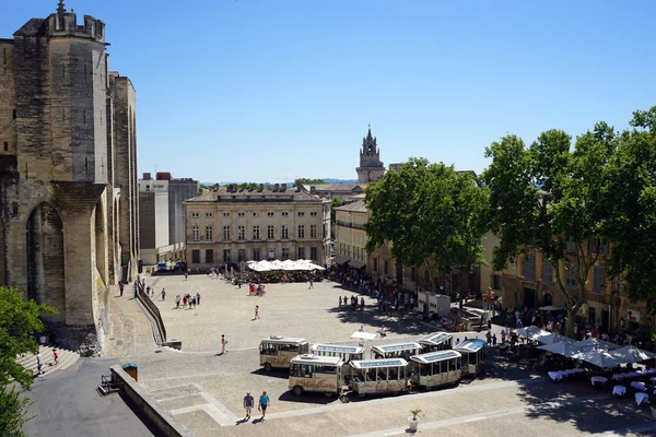 Trem turístico na praça principal e palácio do papa — Fotografia de Stock