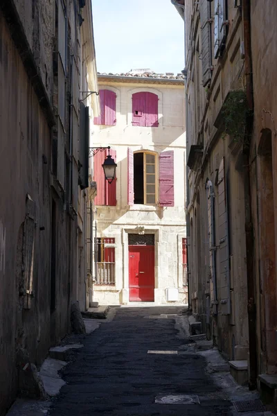 Wąska ulica w Arles — Zdjęcie stockowe
