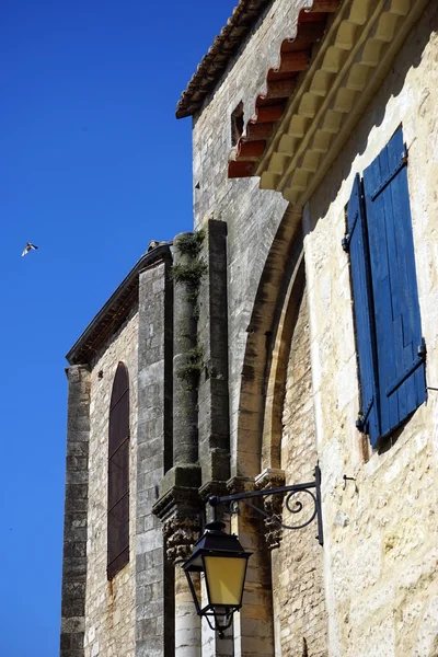 Steinmauer, Fenster und Lampe — Stockfoto