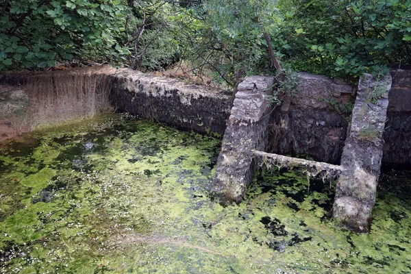 Água da sujeira na lagoa de concreto — Fotografia de Stock