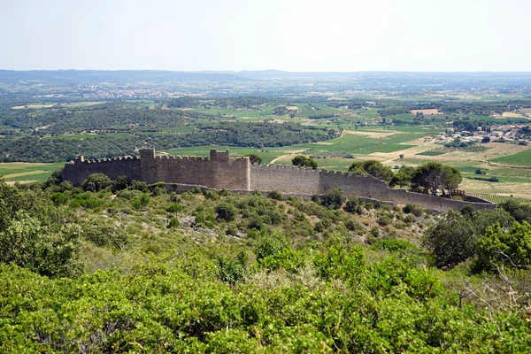 Rovine e villaggio — Foto Stock