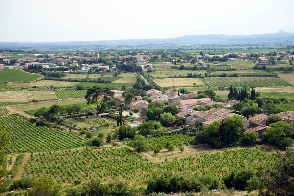 Деревня Монпейру и виноградники — стоковое фото