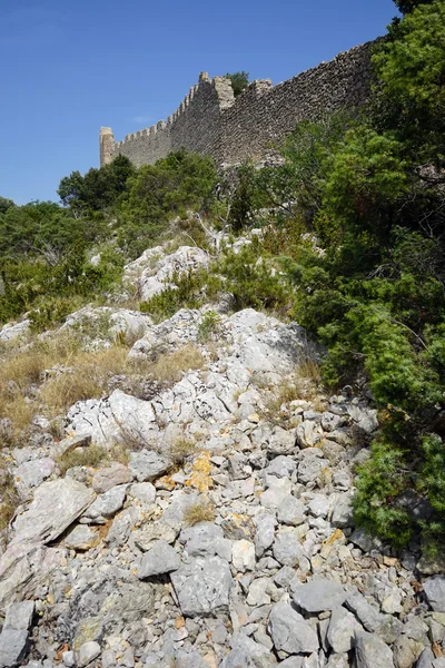 Βράχια και τα ερείπια του παλιού κάστρου — Φωτογραφία Αρχείου