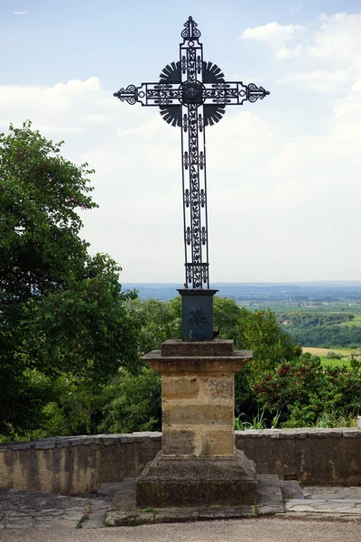 Krzyż metalowy na drodze — Zdjęcie stockowe