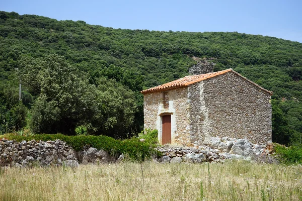 Agriturismo e bosco verde — Foto Stock