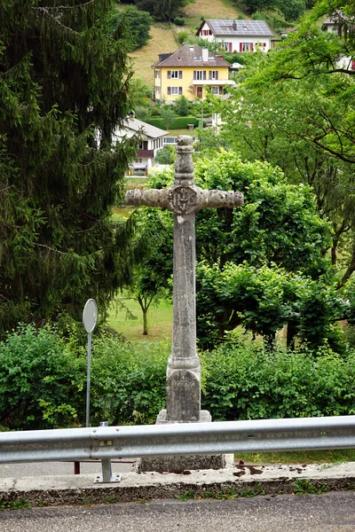 Stone cross in Zwitserland — Stockfoto