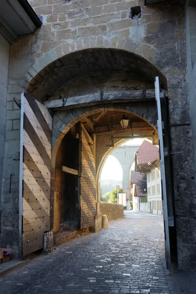 Деревянные двери замка — стоковое фото