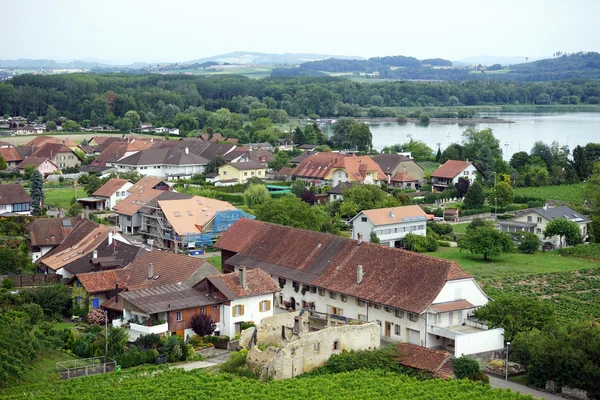 Village Gudrefin and lake — Stock Photo, Image