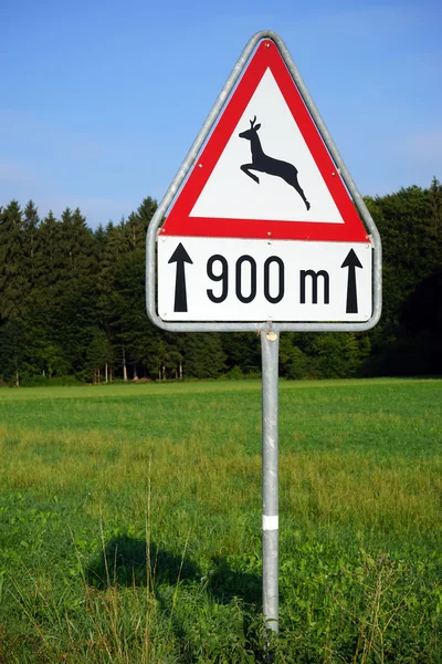 Verkehrszeichen und Feld — Stockfoto