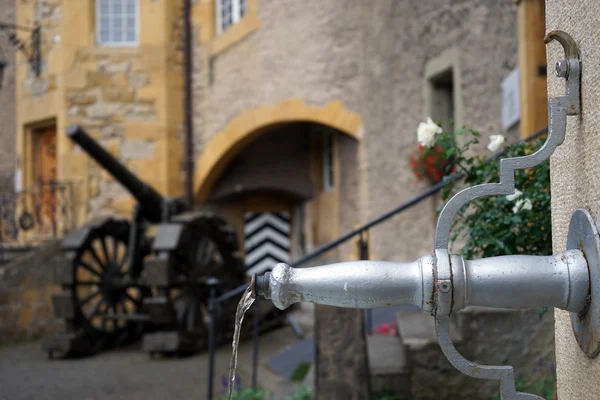 Fountain and gun — Stock Photo, Image