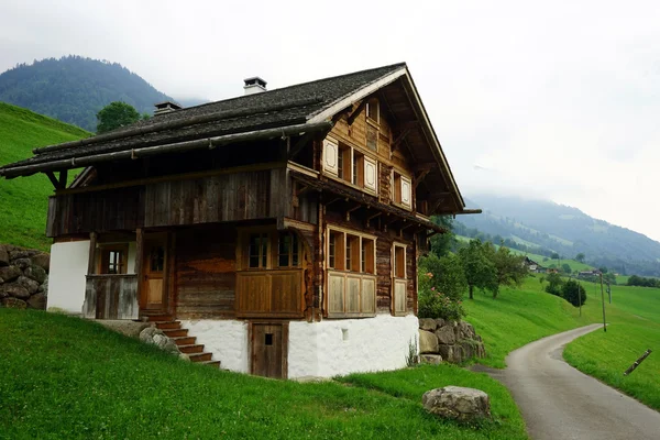 목조 주택 및 녹색 잔디 — 스톡 사진