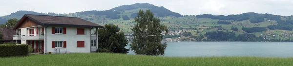 Luzerner See und Haus — Stockfoto