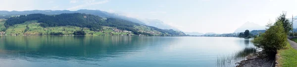 Sarnersee und Berg — Stockfoto